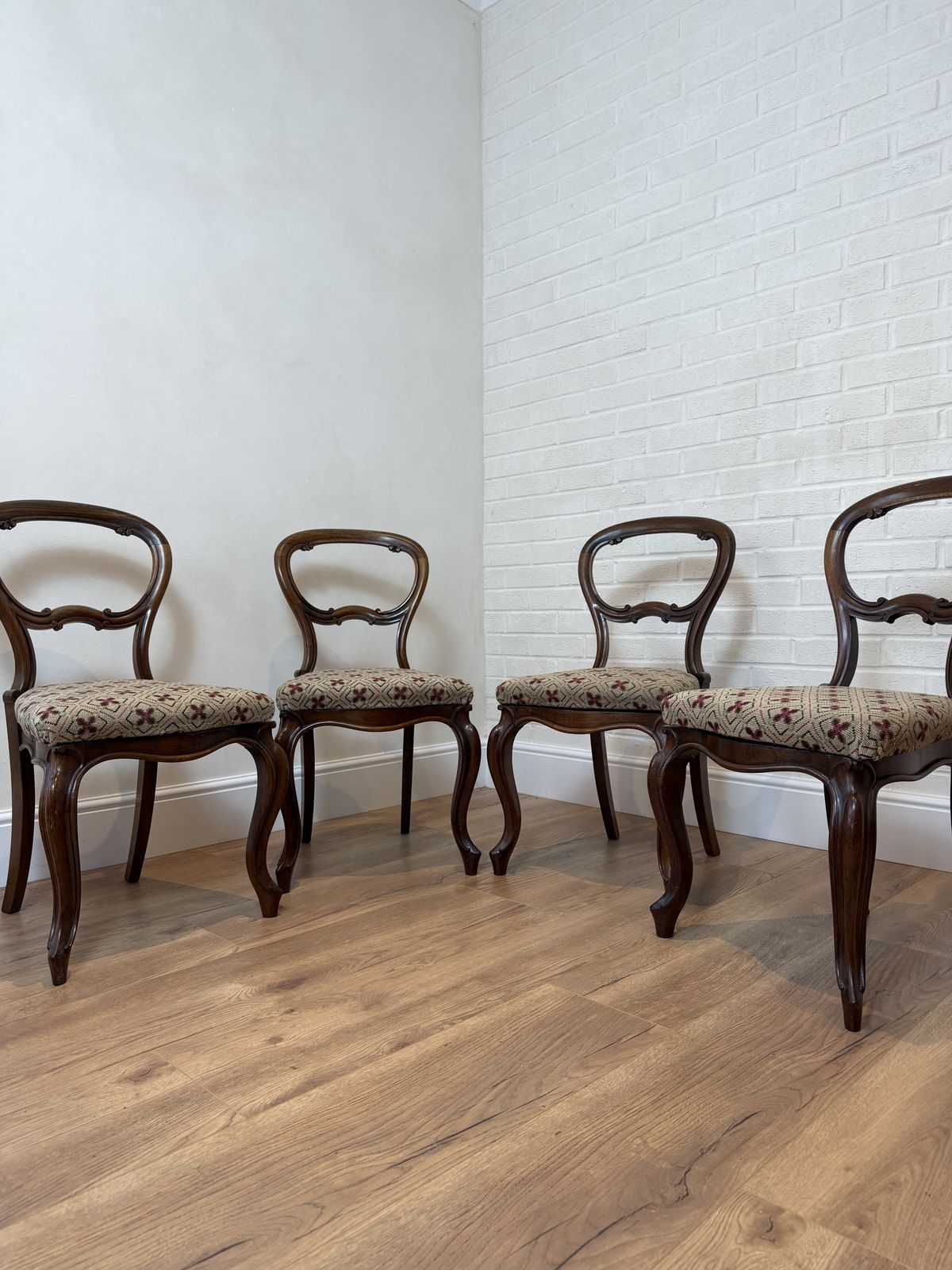 photo vintage Late 19th – Early 20th Century Set Of 4 Balloon Back Chairs
