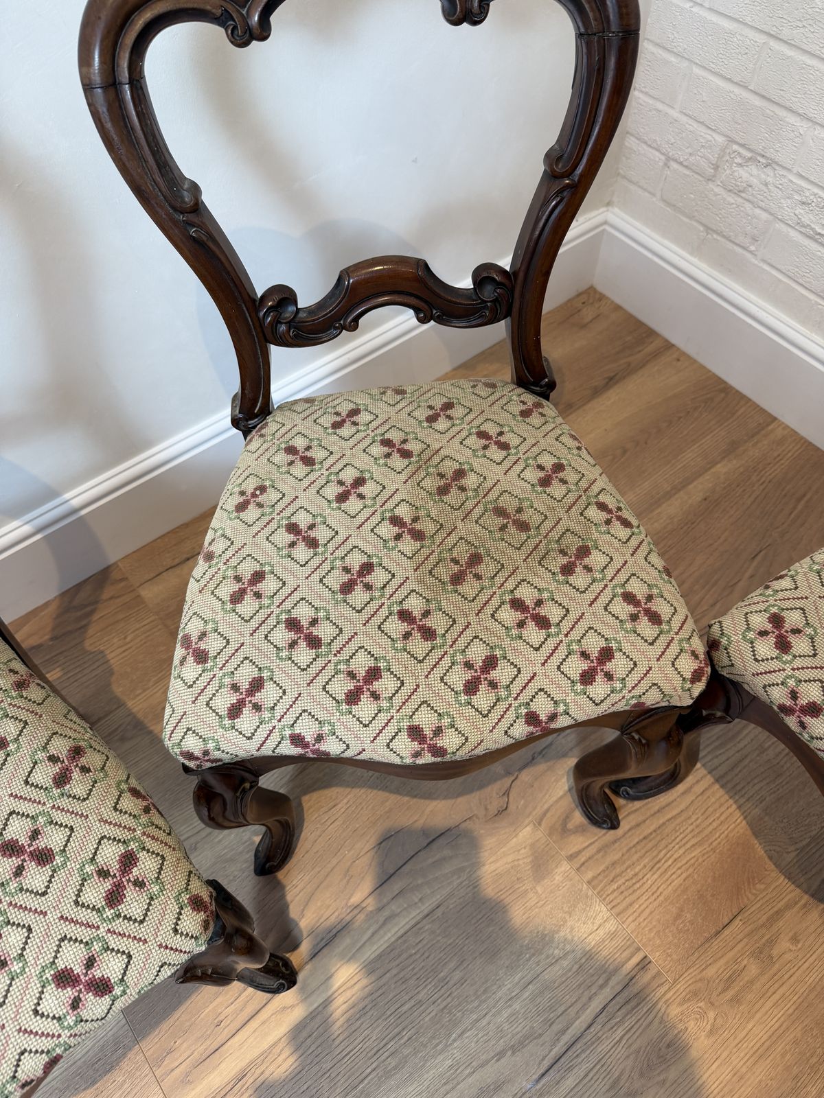 photo furniture Late 19th – Early 20th Century Set Of 4 Balloon Back Chairs