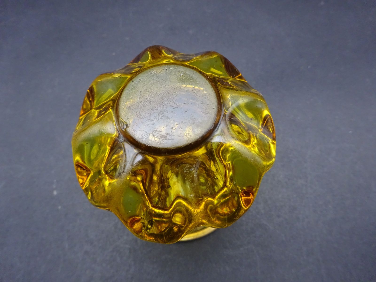 photo vintage Victorian Yellow/Amber Glass Door Knob