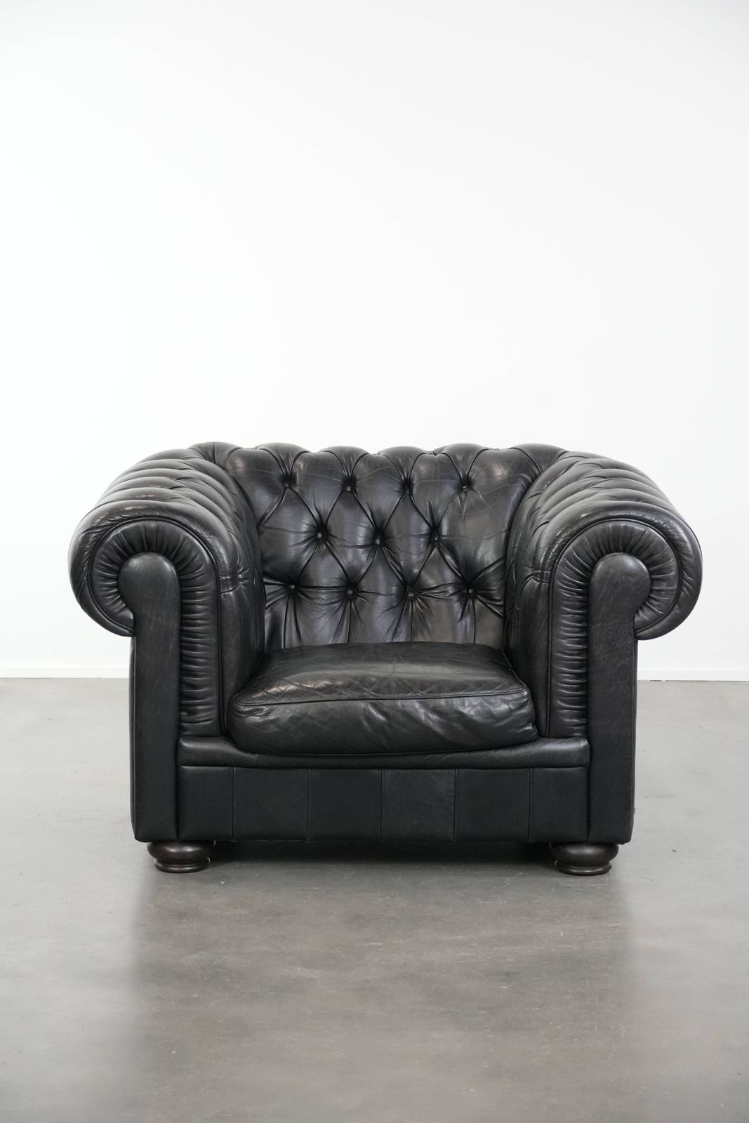 Tijdloze En Comfortabele Zwarte Chesterfield Fauteuil Van Koeienleer photo furniture