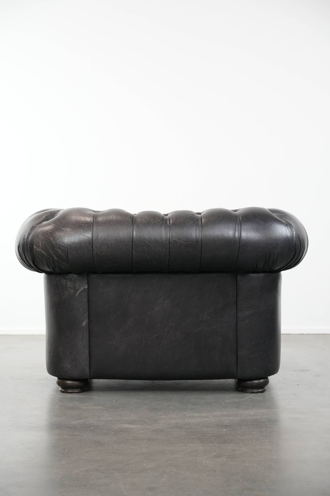 Tijdloze En Comfortabele Zwarte Chesterfield Fauteuil Van Koeienleer photo Meubels