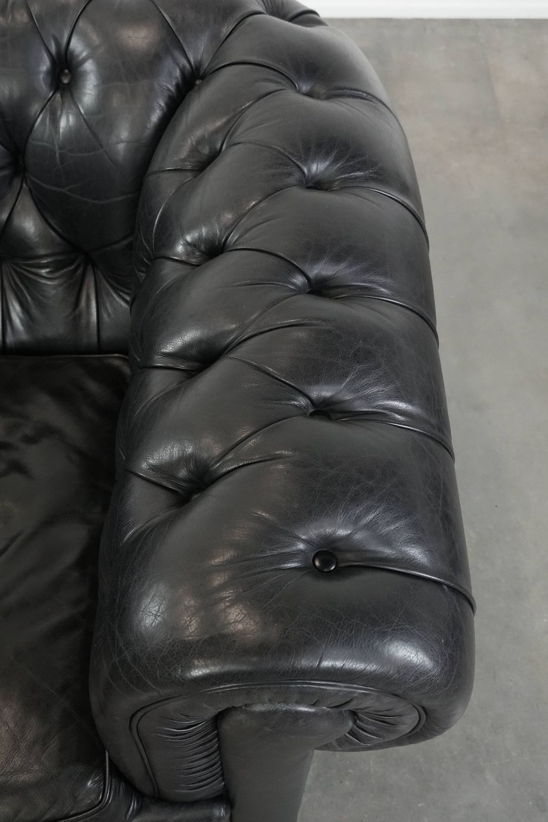 Tijdloze En Comfortabele Zwarte Chesterfield Fauteuil Van Koeienleer photo vintage