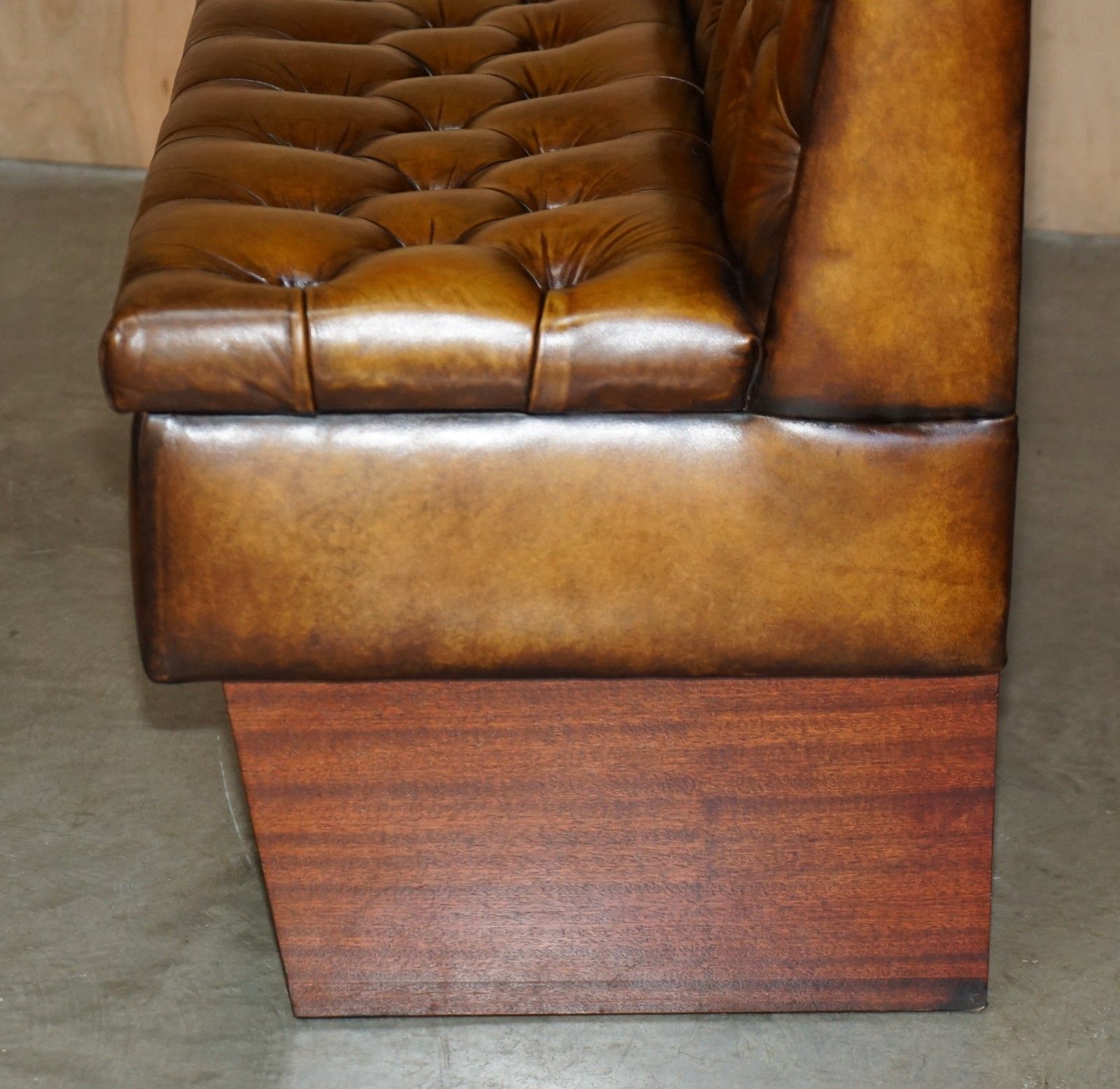 photo vintage Pair Of Restored Antique Victorian Chesterfield Leather Snooker Hall Pub Benches