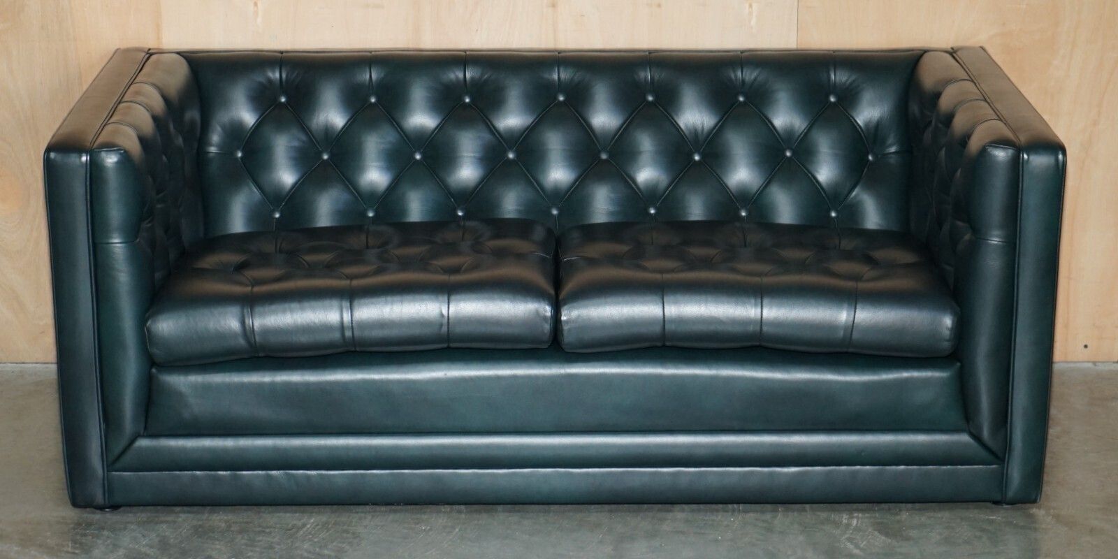 Art Deco Style 1970's Green Leather Chesterfield Sofa & Pair Of Armchairs Suite photo for sale