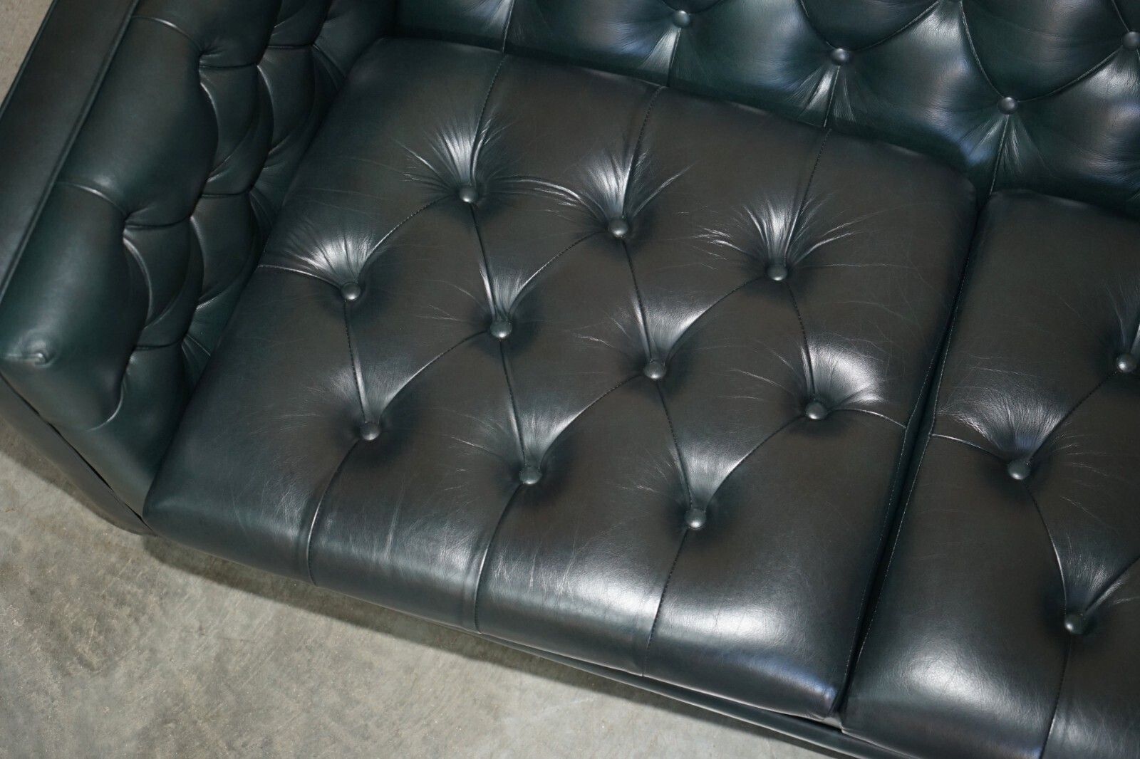 Art Deco Style 1970's Green Leather Chesterfield Sofa & Pair Of Armchairs Suite photo vintage
