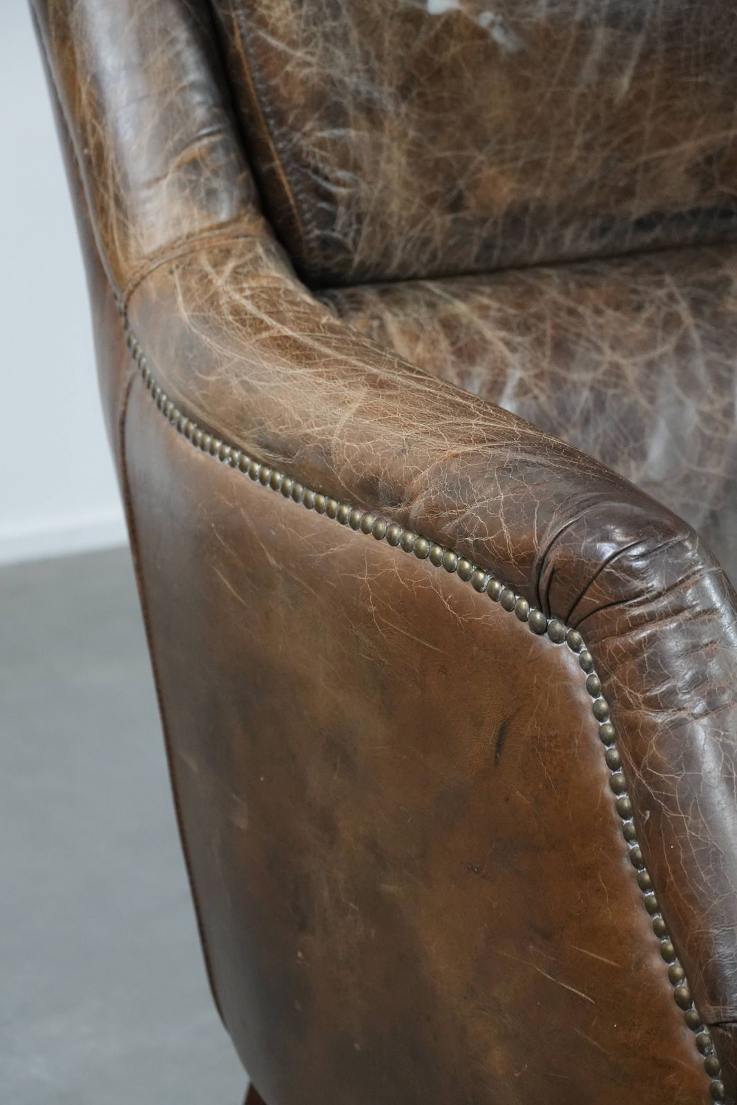 photo vinterior Karaktervol En Zeer Comfortabel: Set Van Twee Vintage Koeienhuid Fauteuils Met Mooie, Opvallende Kleuren