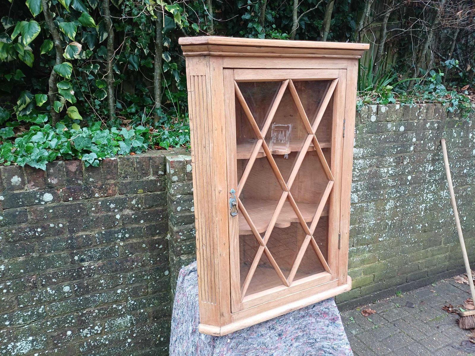 photo vintage Victorian Stripped Pine Corner Cupboard Antique Rustic Glazed Cabinet Astral Glazed Door Country Kitchen Bathroom Storage