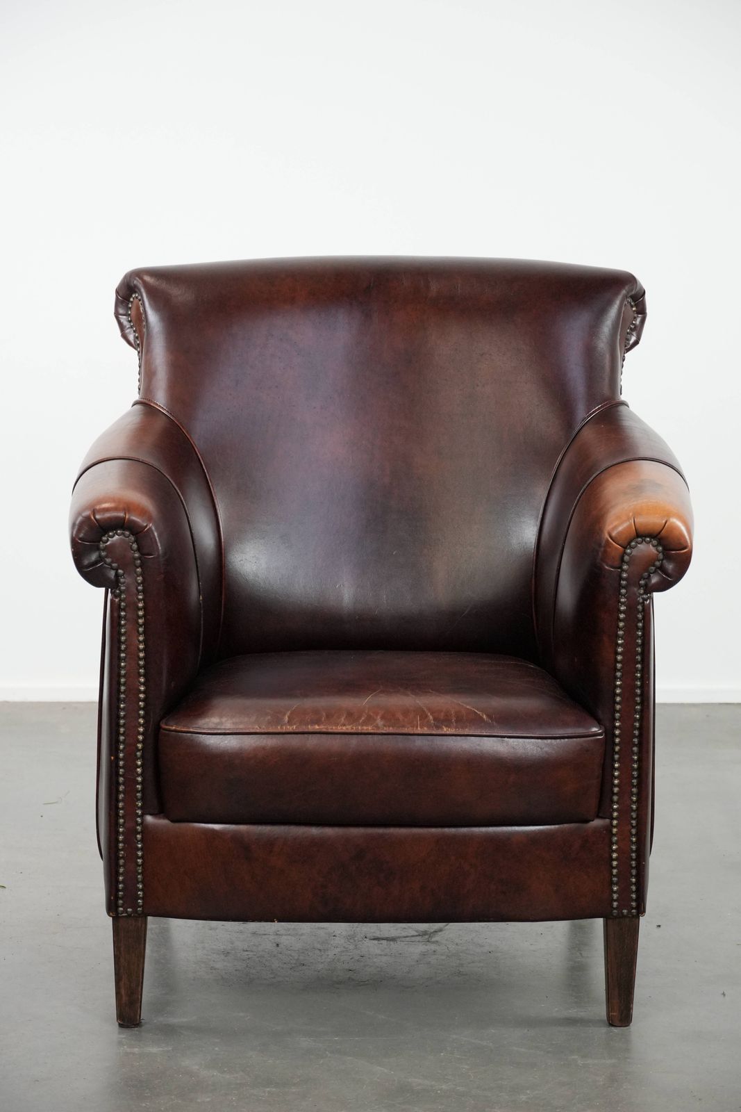 Karaktervolle En Comfortabele Fauteuil In Koeienhuid Met Warme Kleuren En Een Tijdloos Design photo furniture