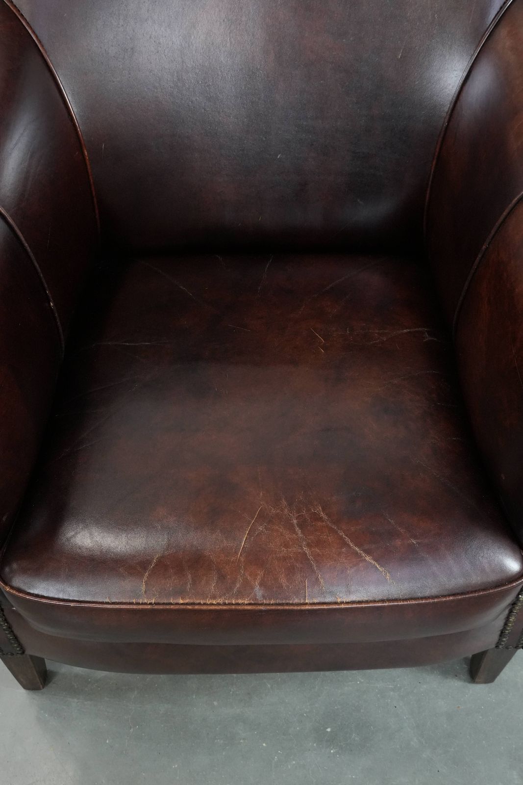 Karaktervolle En Comfortabele Fauteuil In Koeienhuid Met Warme Kleuren En Een Tijdloos Design photo vinterior