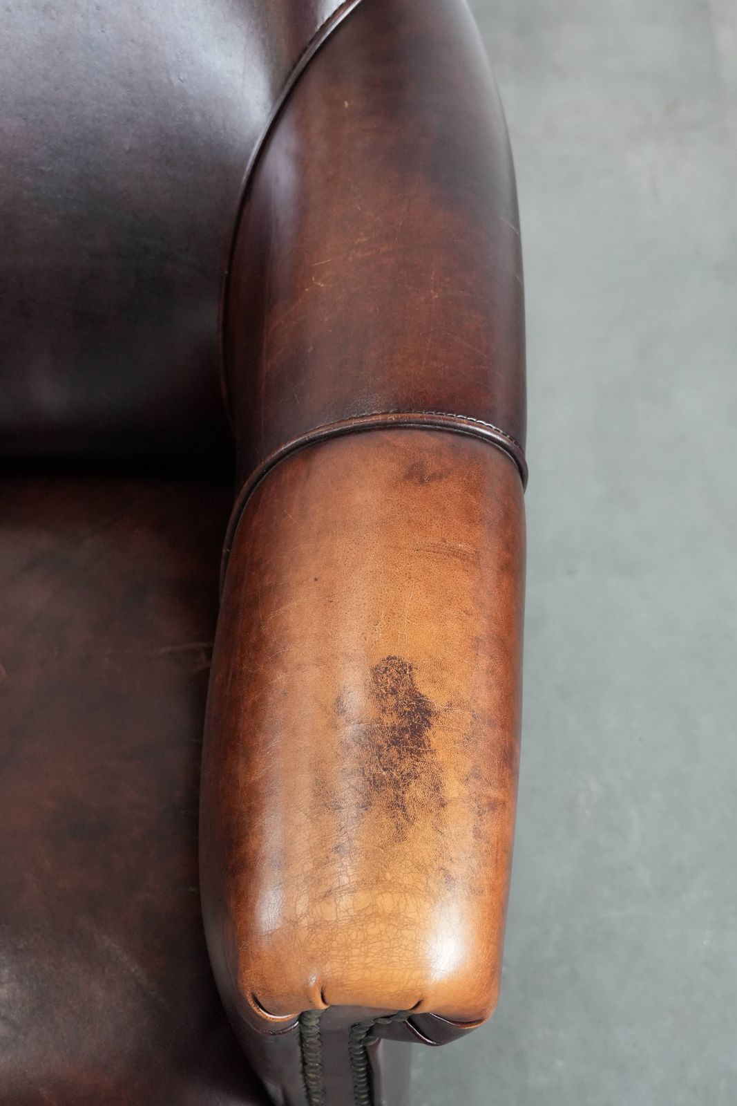Karaktervolle En Comfortabele Fauteuil In Koeienhuid Met Warme Kleuren En Een Tijdloos Design photo vintage