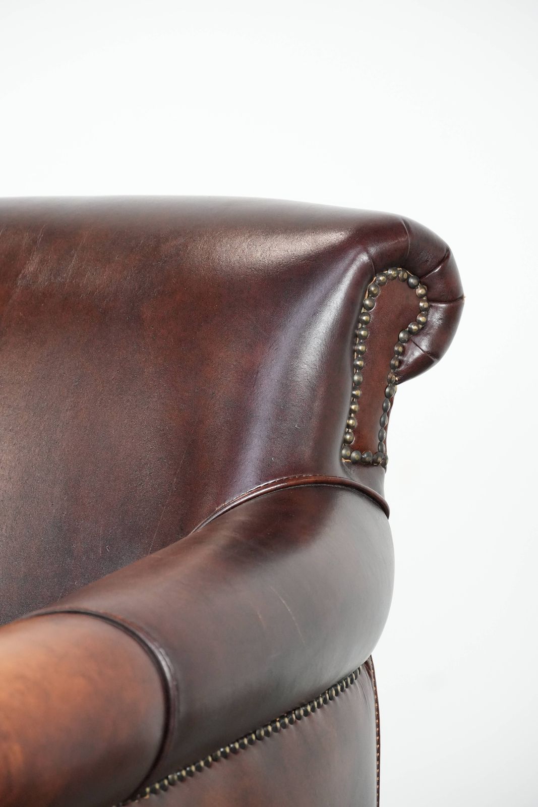 Meubels Karaktervolle En Comfortabele Fauteuil In Koeienhuid Met Warme Kleuren En Een Tijdloos Design photo