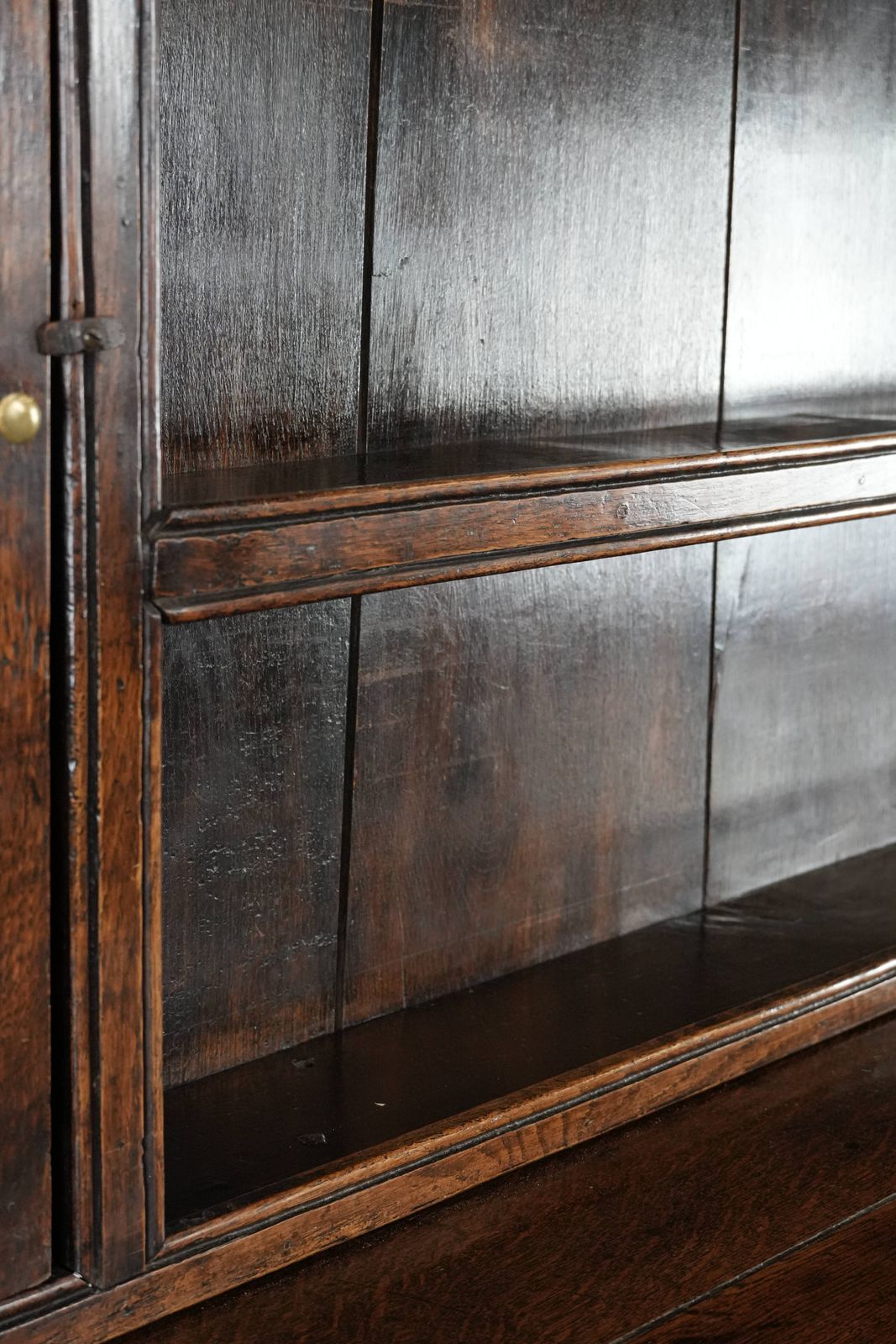 photo furniture Grote Antieke Engelse Eikenhouten Kast / Keukenkast / Dressoirkast Uit De 18e Eeuw
