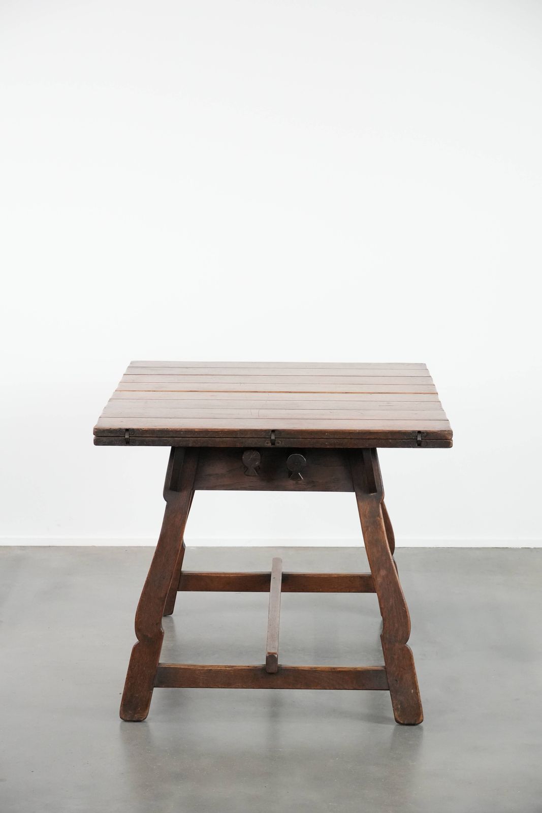 Bijzondere Antieke Zwitserse Inklapbare Eettafel Van Eikenhout, Midden 19e Eeuw photo vinterior