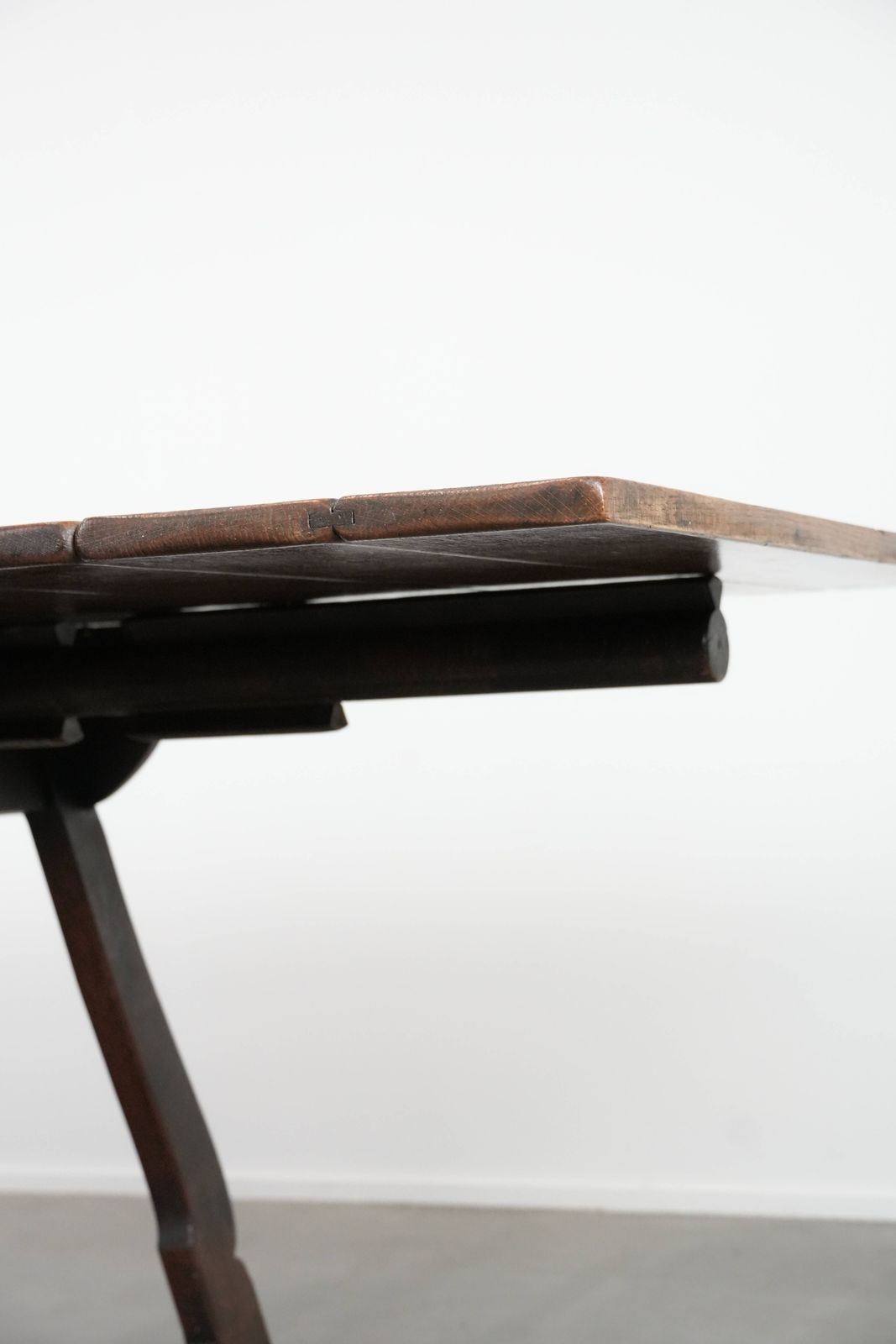 photo vintage Bijzondere Antieke Zwitserse Inklapbare Eettafel Van Eikenhout, Midden 19e Eeuw