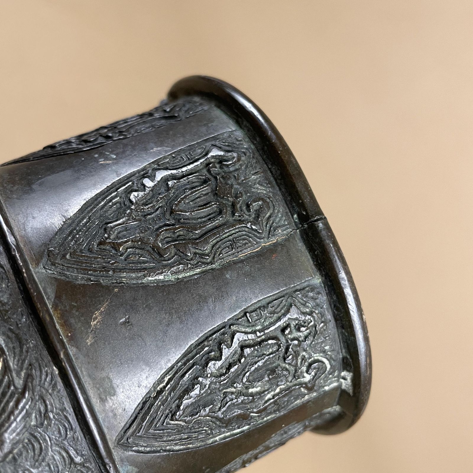 photo vinterior Antique Chinese Bronze Vase On Stand Pot Archaic Relief Decor Scholar Style 18/19th Century Asian Metal Art Vase Oriental Decorative