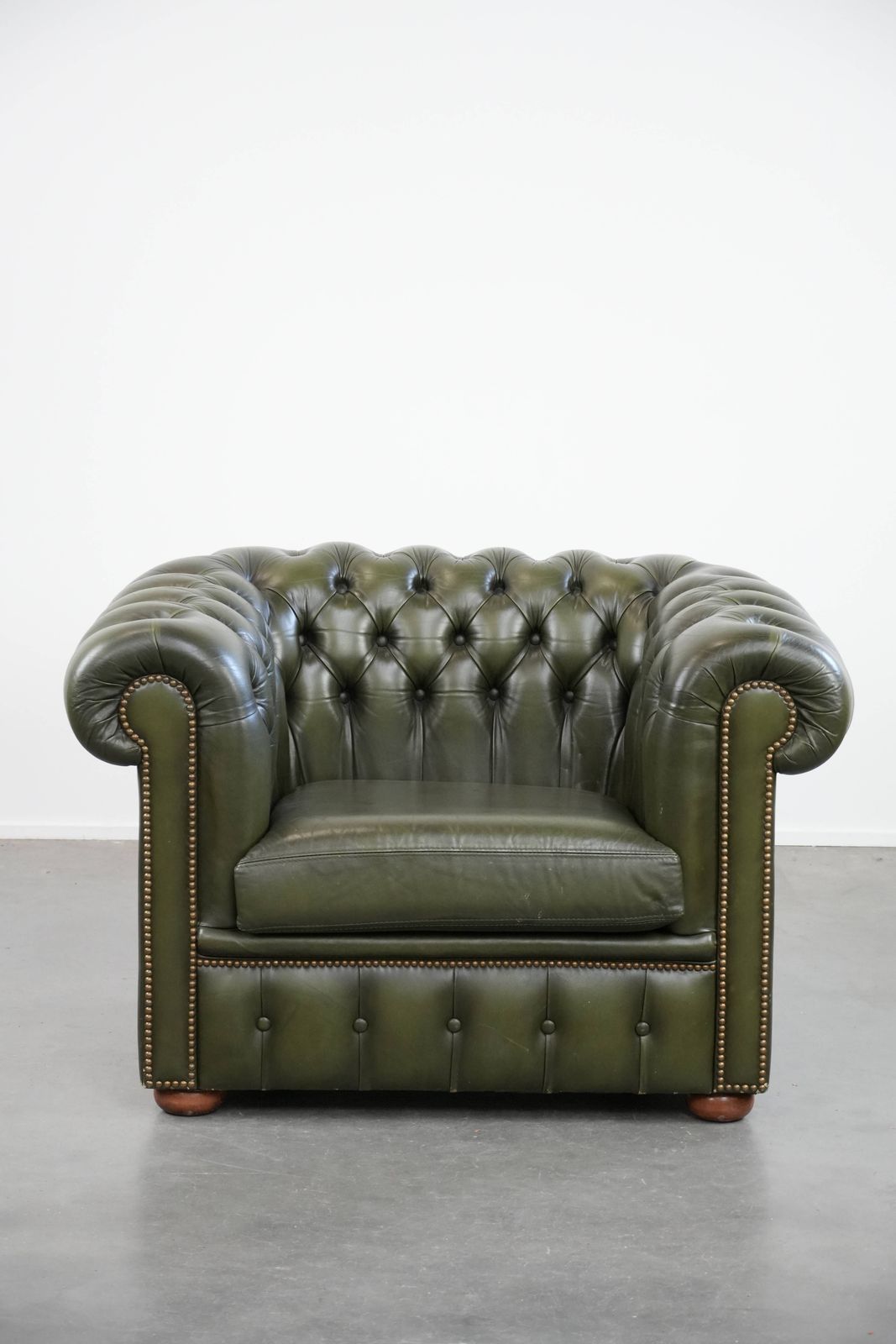 Groene Koehiden Chesterfield Fauteuil In Engelse Stijl Met Klassieke Afwerking En Decoratieve Nagels photo furniture