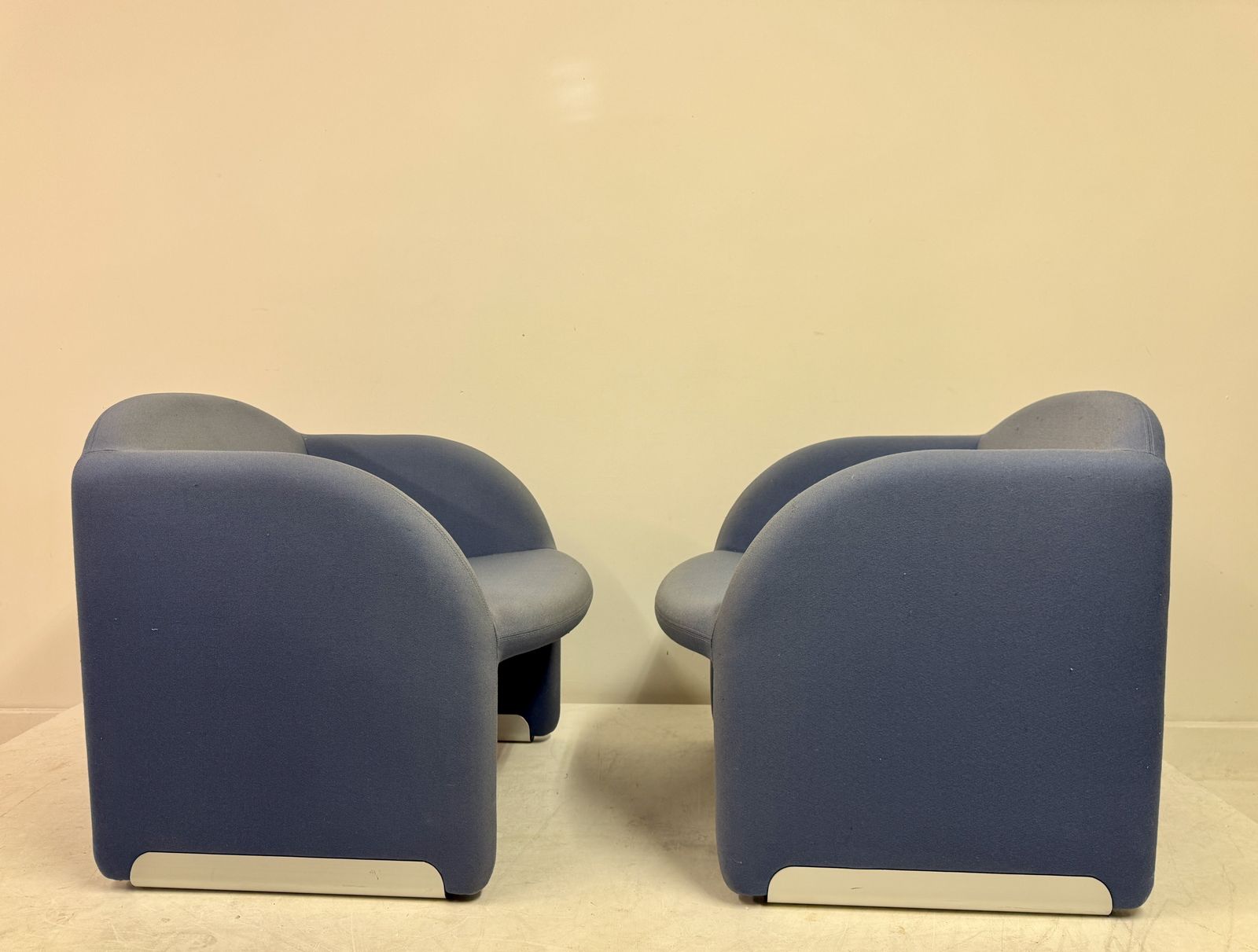 Pair Of Ben Chairs By Pierre Paulin For Artifort photo vinterior