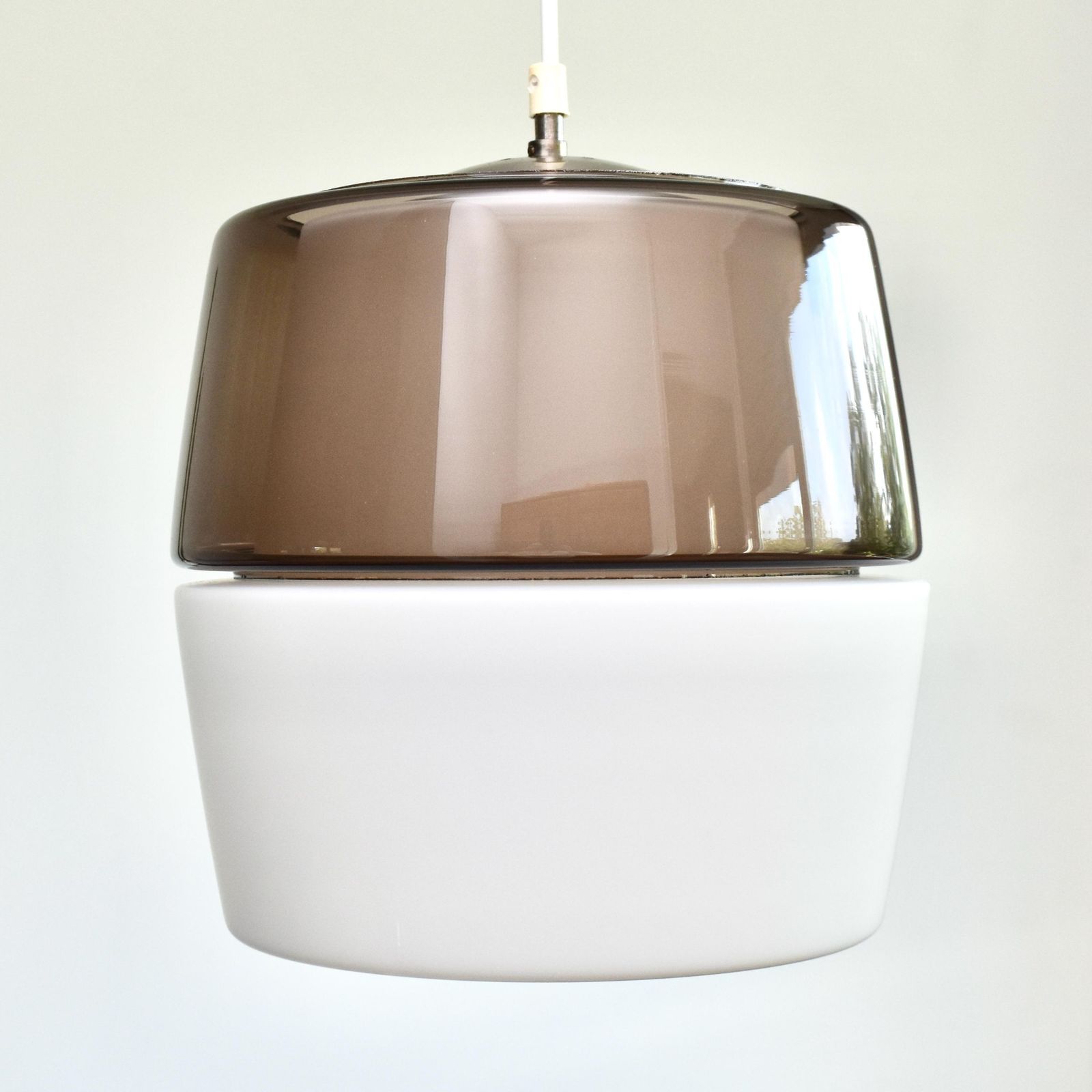 photo for sale Peill & Putzler Jaren 1960 Rookglas Hanglamp Mid Century Modern Modernistisch | Amethist Paarse Kleurblok Vintage Mcm Plafondlamp