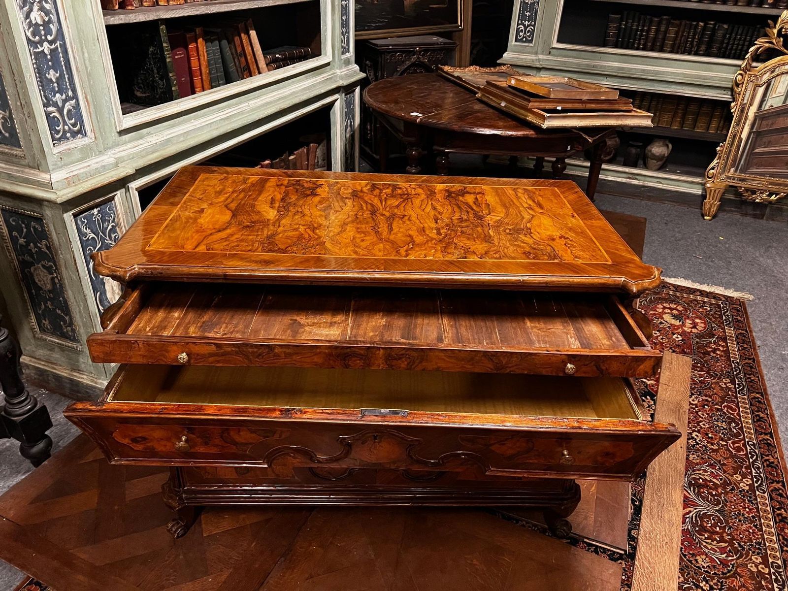 Elegante Comò Cassettiera Lombarda In Noce E Radica Di Noce, Italia photo buy