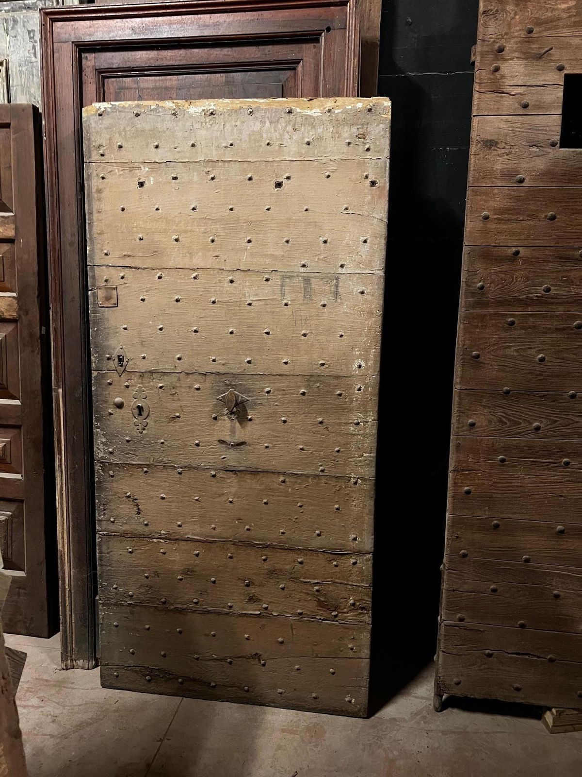 Portoncino Da Ingresso Rustico In Legno Laccato E Chiodato, Italia photo furniture