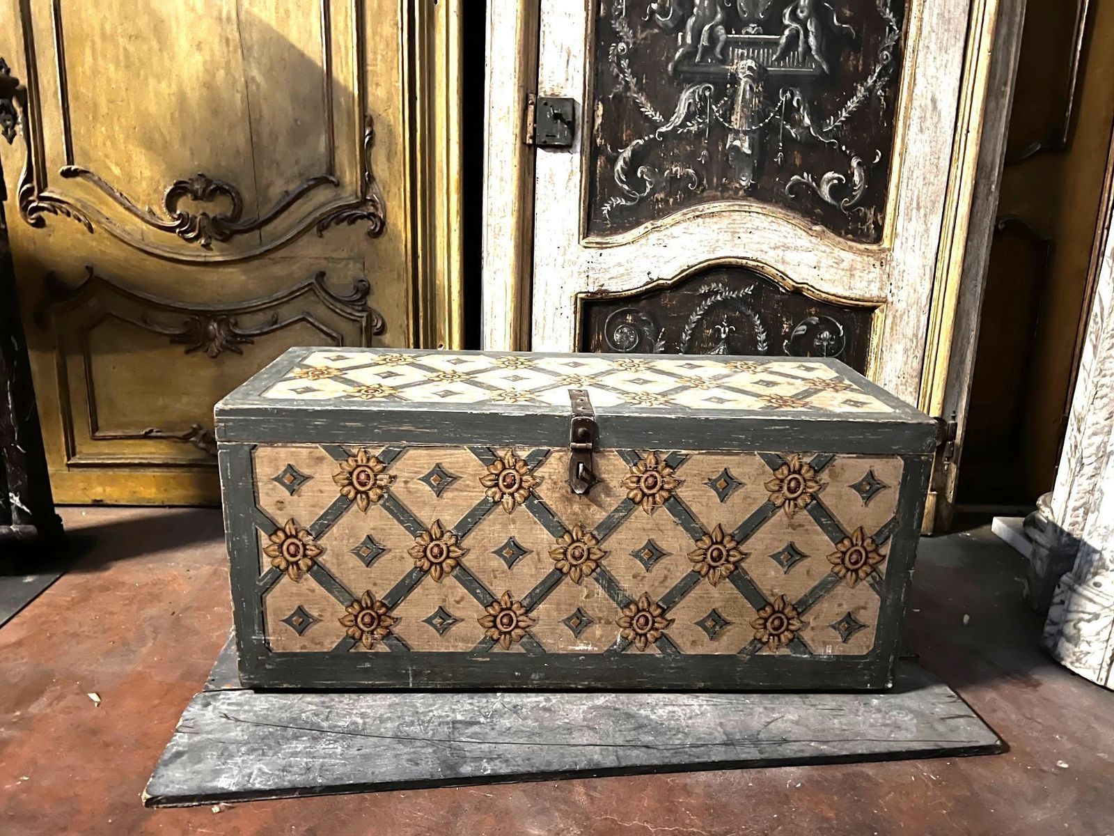 Baule In Legno Laccato E Dipinto, Toscana Italia photo furniture