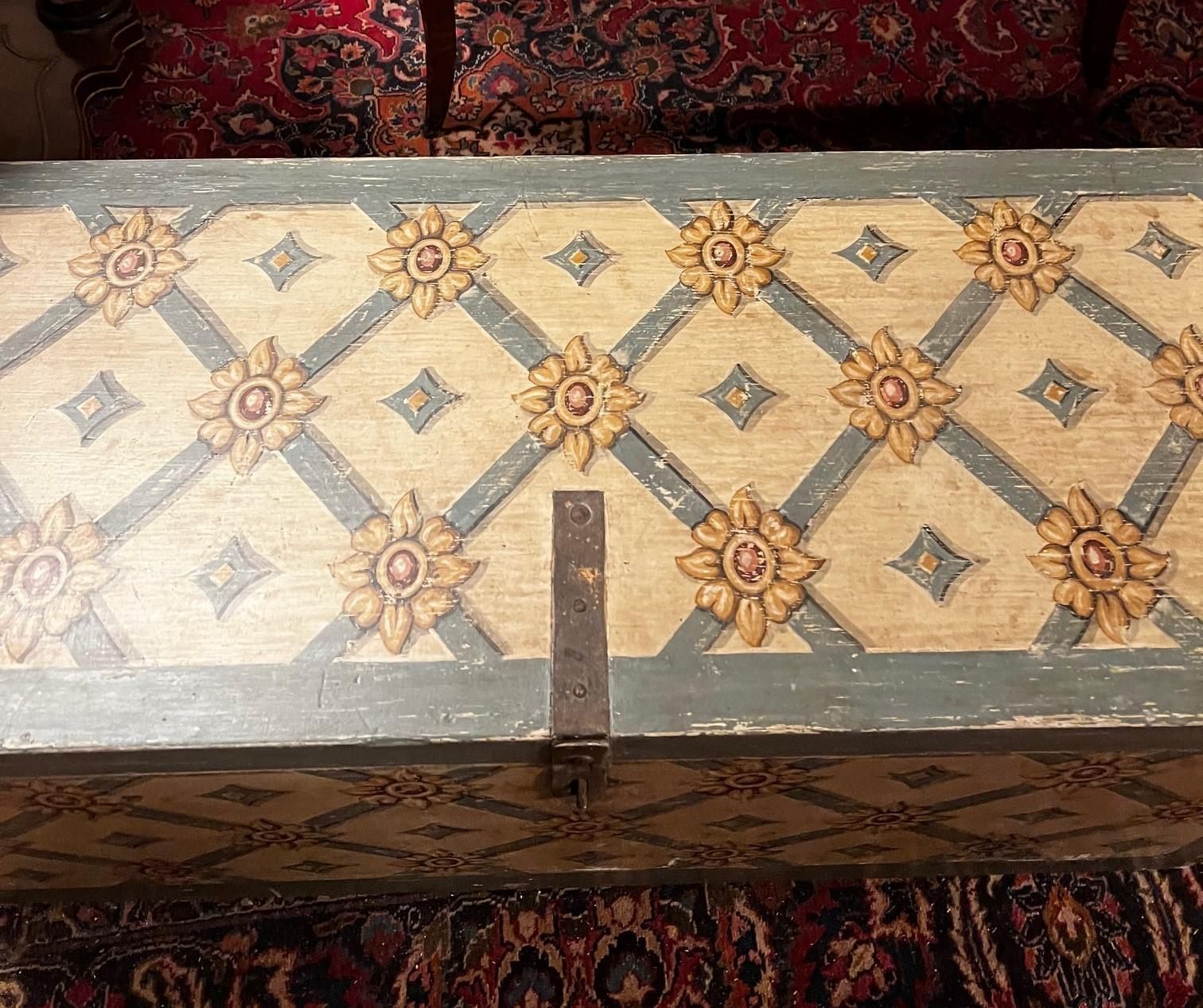 Baule In Legno Laccato E Dipinto, Toscana Italia photo Furniture