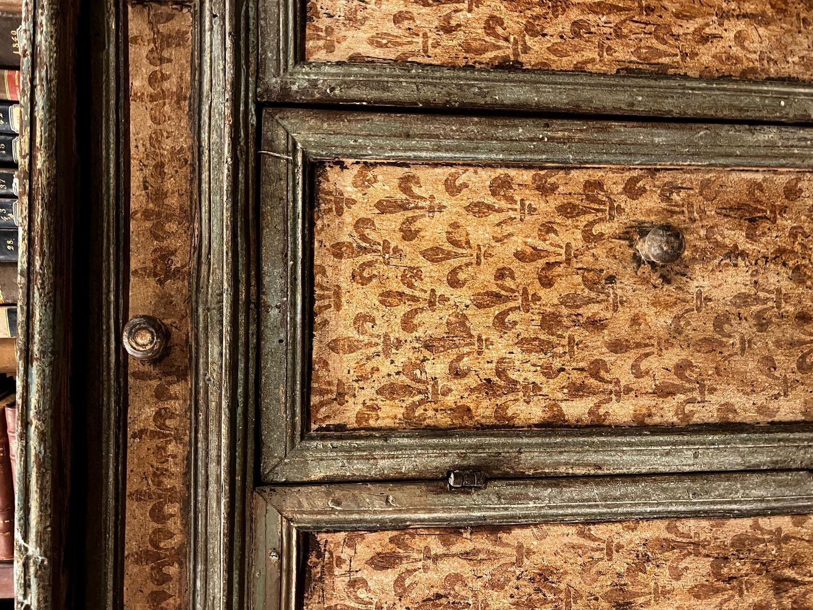 Credenza Laccata Con Gigli Di Firenze, 2 Ante E 2 Cassetti, Italia photo 4372.0