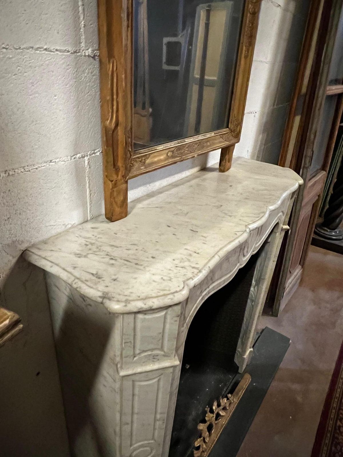 photo for sale Camino Cornice Mantello, Pompadour In Marmo Bianco Di Carrara, Francia