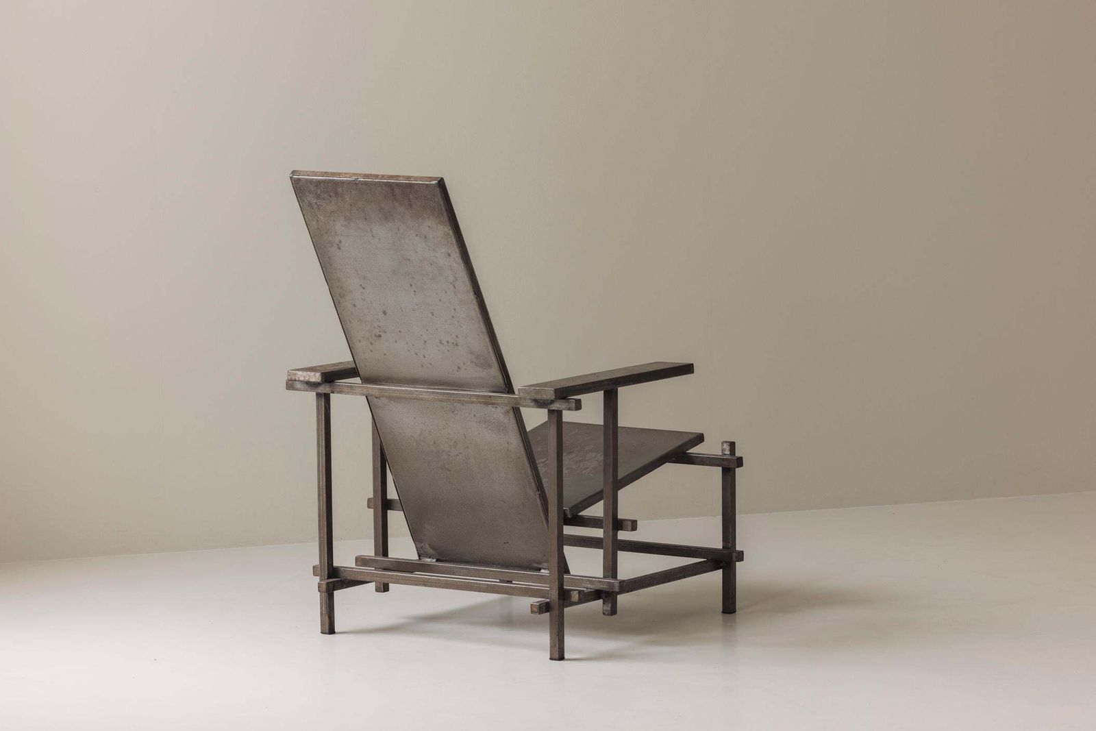 photo vintage Unconventional Modernist Metal Armchair, In The Manner Of Gerrit Rietveld, 1980s