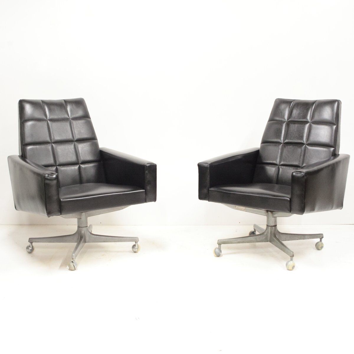 Set Mid Century Zwarte Kunstleren Draaifauteuils, Voormalig Tsjecho Slowakije, Jaren 1970