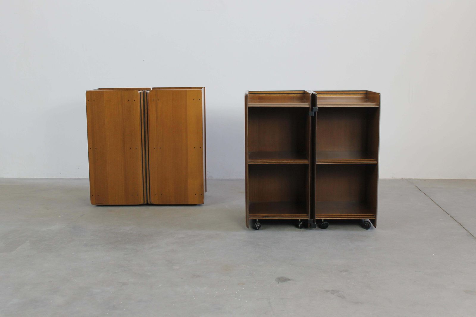 Tobia & Afra Scarpa Set Of Two Nightstands In Walnut By Maxalto 1970s Italy photo vintage