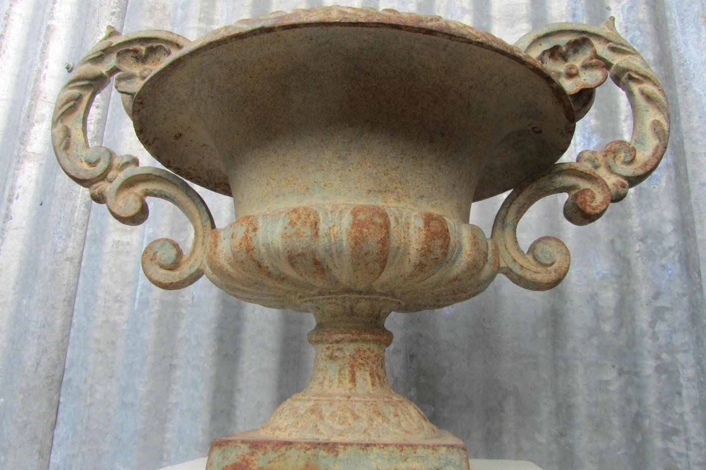 photo furniture Early 19th Century Cast Iron Planter With Scrolled Foliate Handles