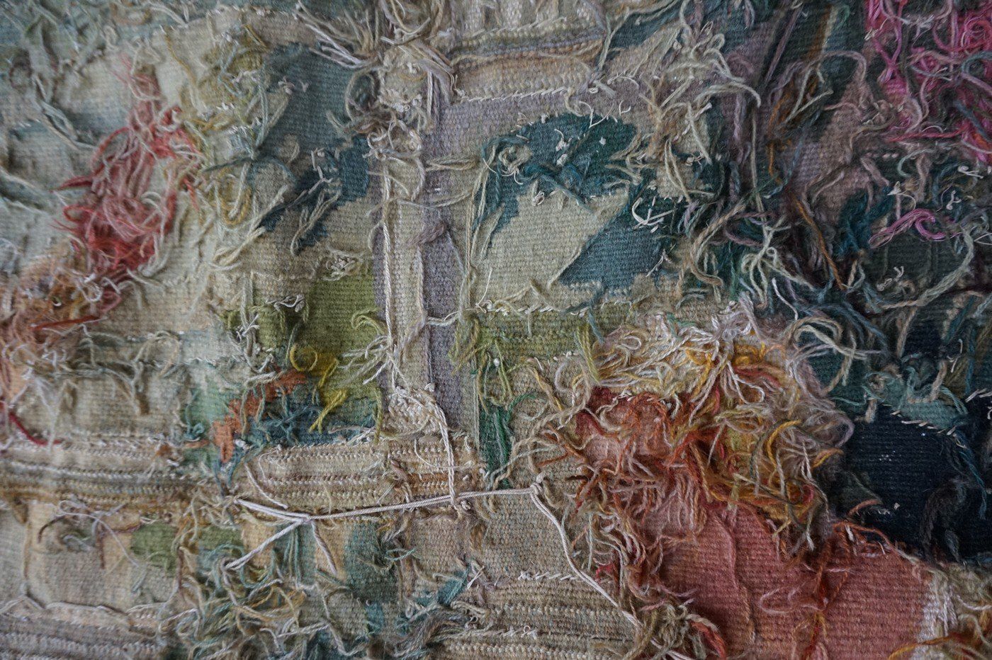 photo vintage Antique French Aubusson Tapestry With Romantic Scene