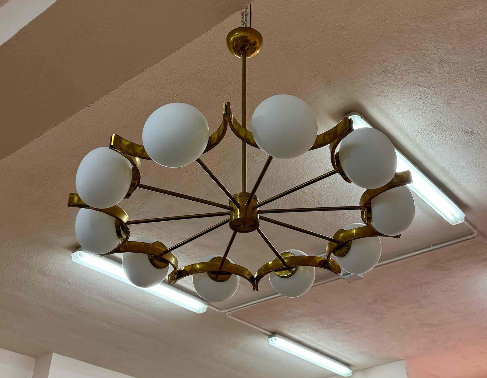 photo furniture Italian Murano Glass Chandelier With 10 White Spheres And Radial Brass Structure
