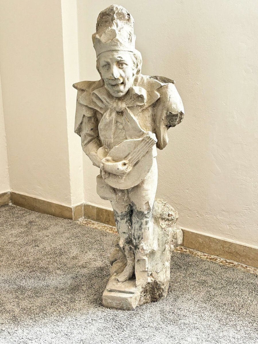 photo vinterior Carved Sculpture Of Lucky Minstrel, 1700, Stone