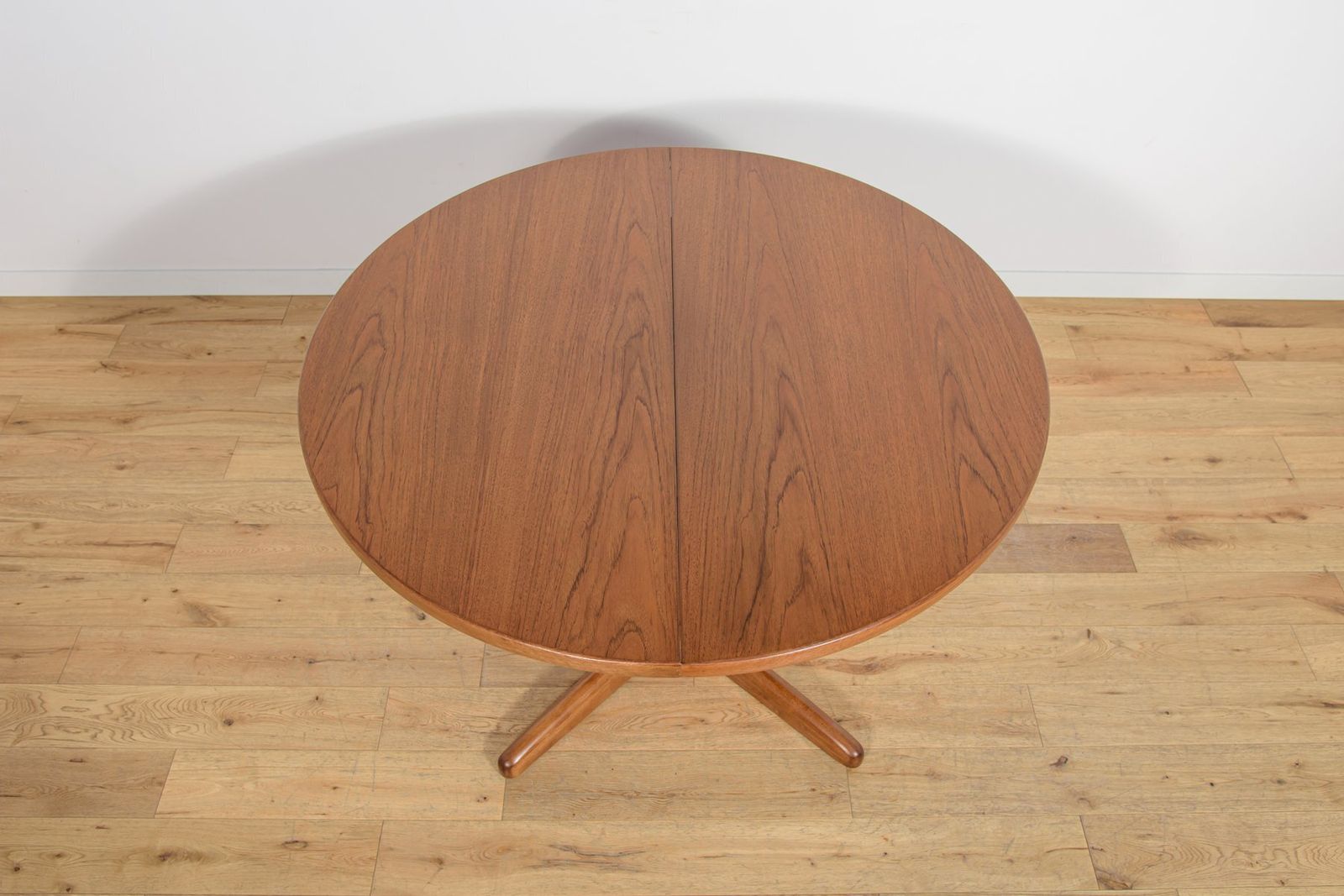 Mid Century Round Walnut Extendable Dining Table, United Kingdom, 1950s photo furniture