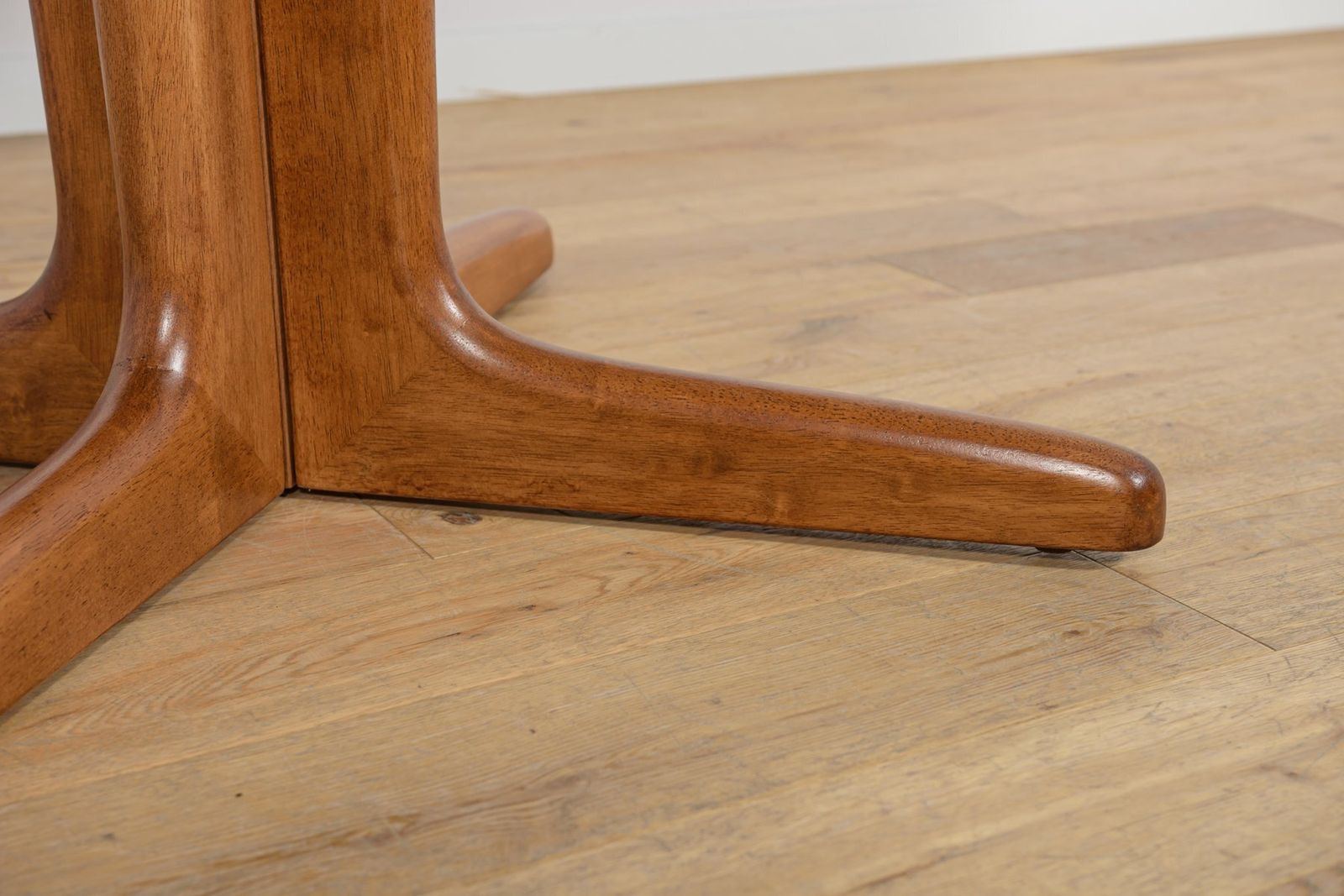 photo vintage Mid Century Round Walnut Extendable Dining Table, United Kingdom, 1950s