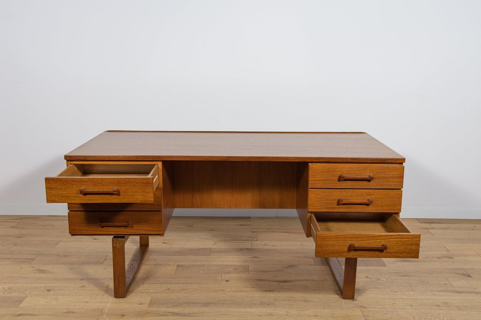 photo vinterior Mid Century Teak Freestanding Desk By Torben Valeur & Henning Jensen For Dyrlund, Denmark, 1960s