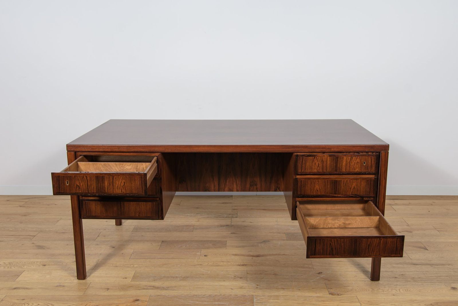 photo vintage Mid Century Modern Model 77 Freestanding Desk In Teak From Omann Jun, 1960s