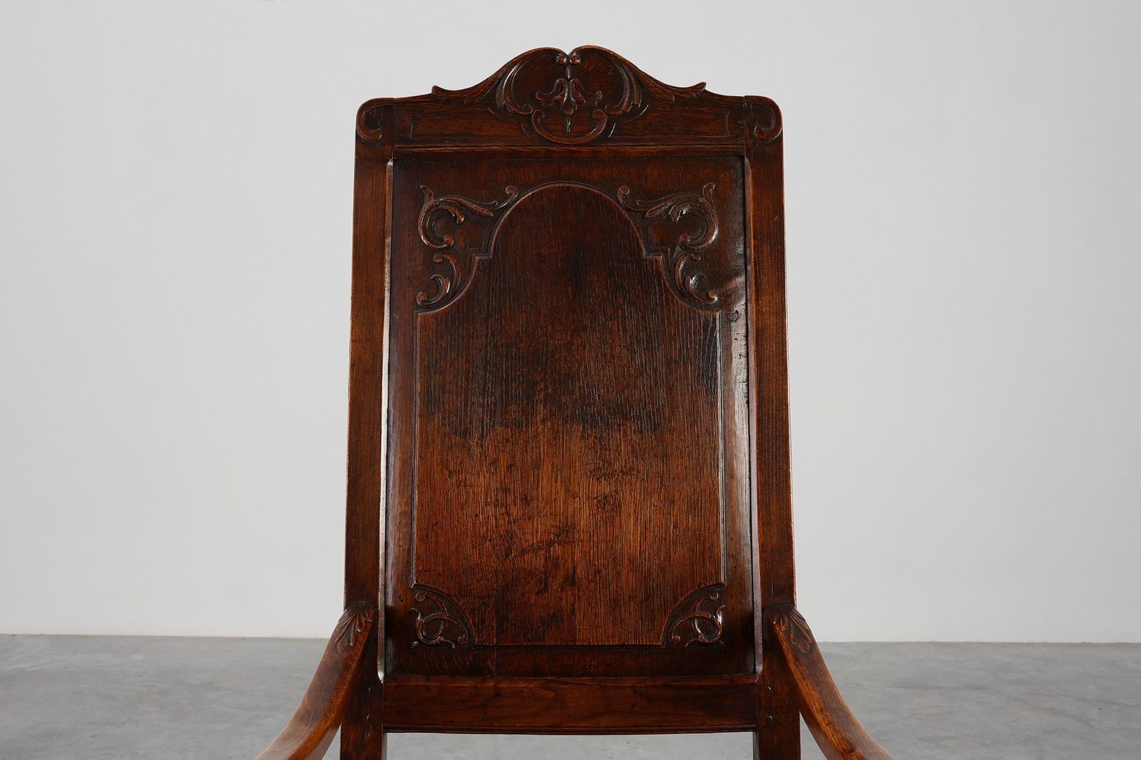photo furniture Antique Armchair In Hand Carved Oak, 1700s