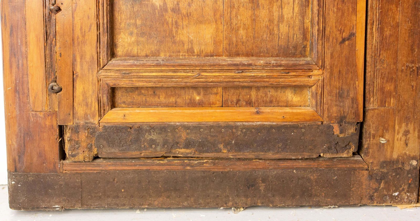 photo vinterior Antique Pair Of Moroccan Cedar Double Doors 18th Century