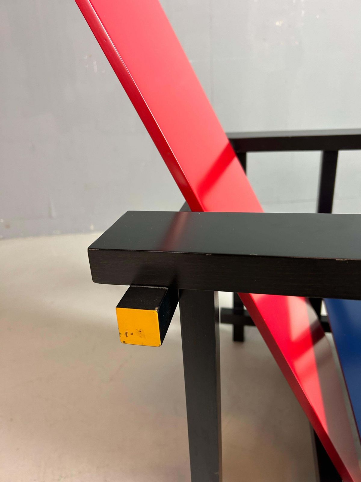 2430.0 Gerrit Rietveld Red And Blue Chair By Cassina photo