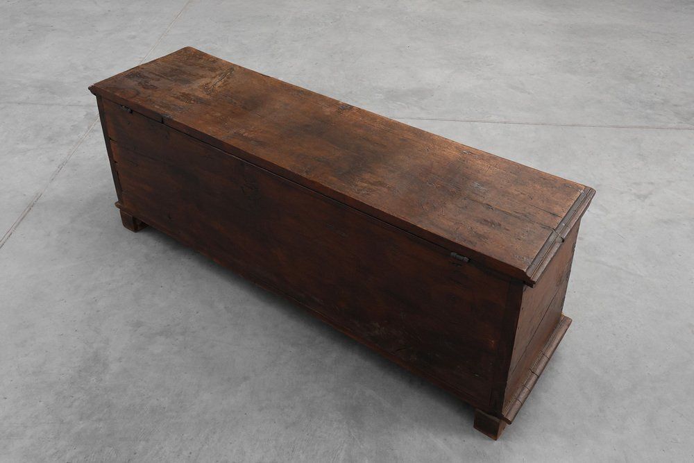 photo vinterior Large 16th Century Gothic Carved Oak Chest, France