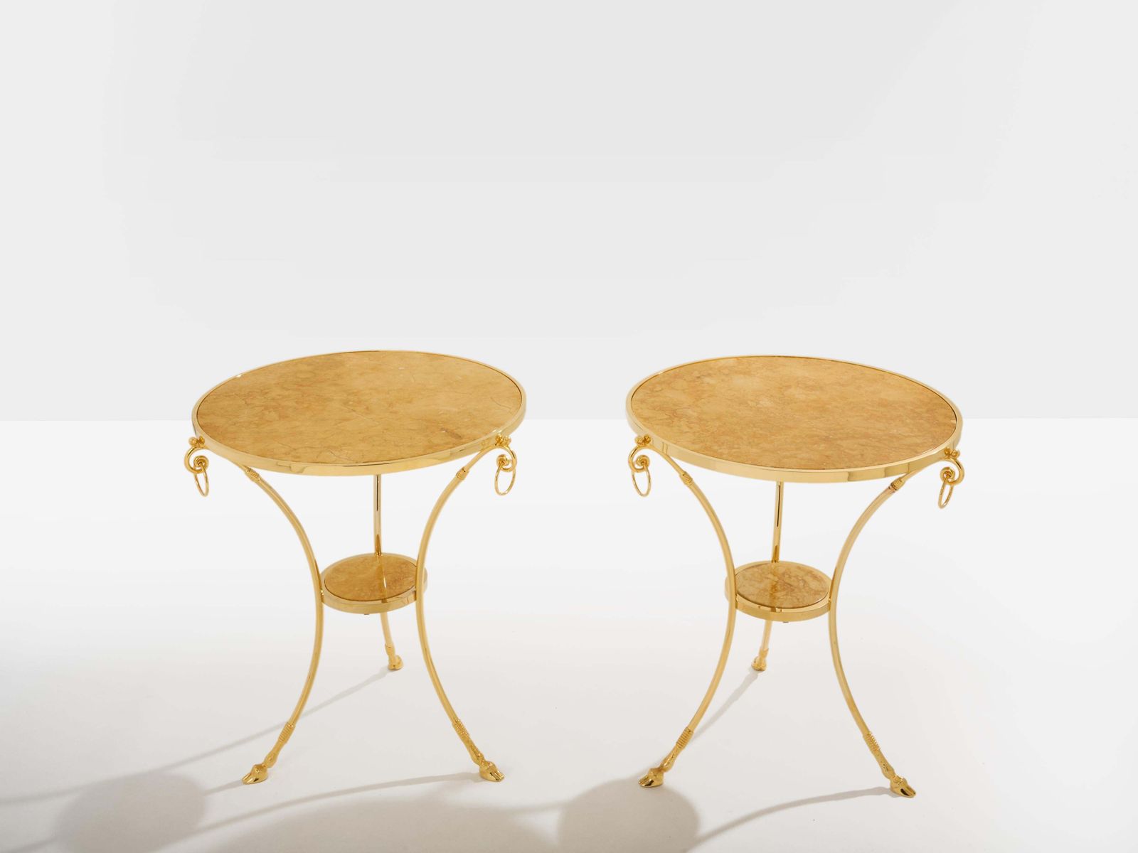 Maison Charles, ensemble de 4 tables guéridon en laiton et marbre, années 1960 photo Mobilier