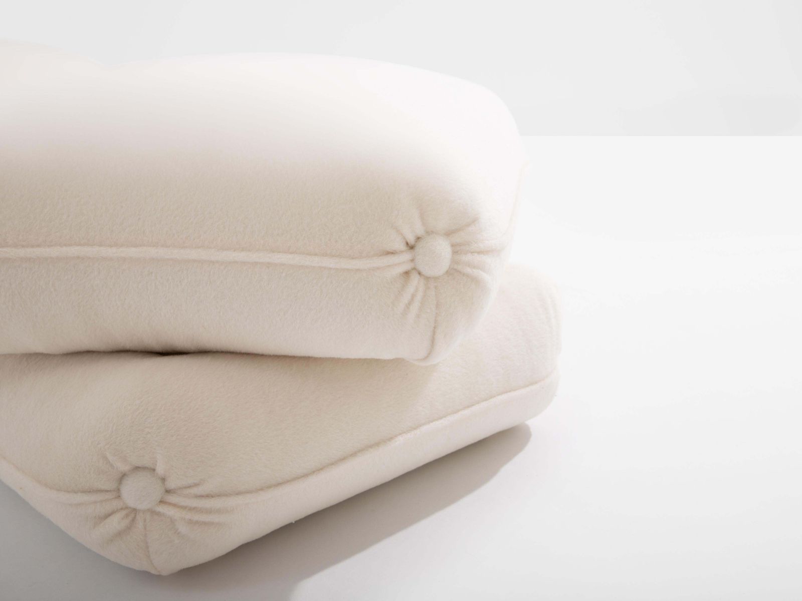 Paire de poufs Jacques Charpentier pour Maison Jansen en alpaga blanc, années 1970 photo vinterior