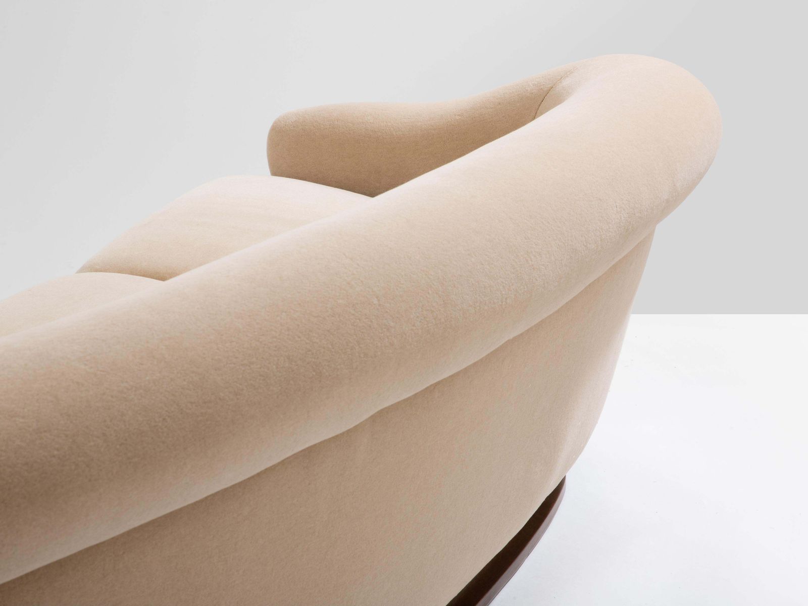 Mobilier Canapé Art déco Isa Bergamo en noyer et velours mohair, années 1940 photo