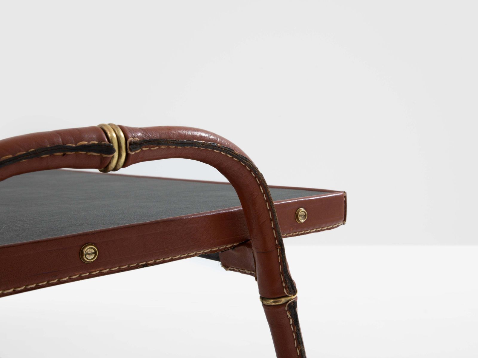 photo furniture Table basse Jacques Adnet piqué sellier en cuir rouge et laiton, 1950