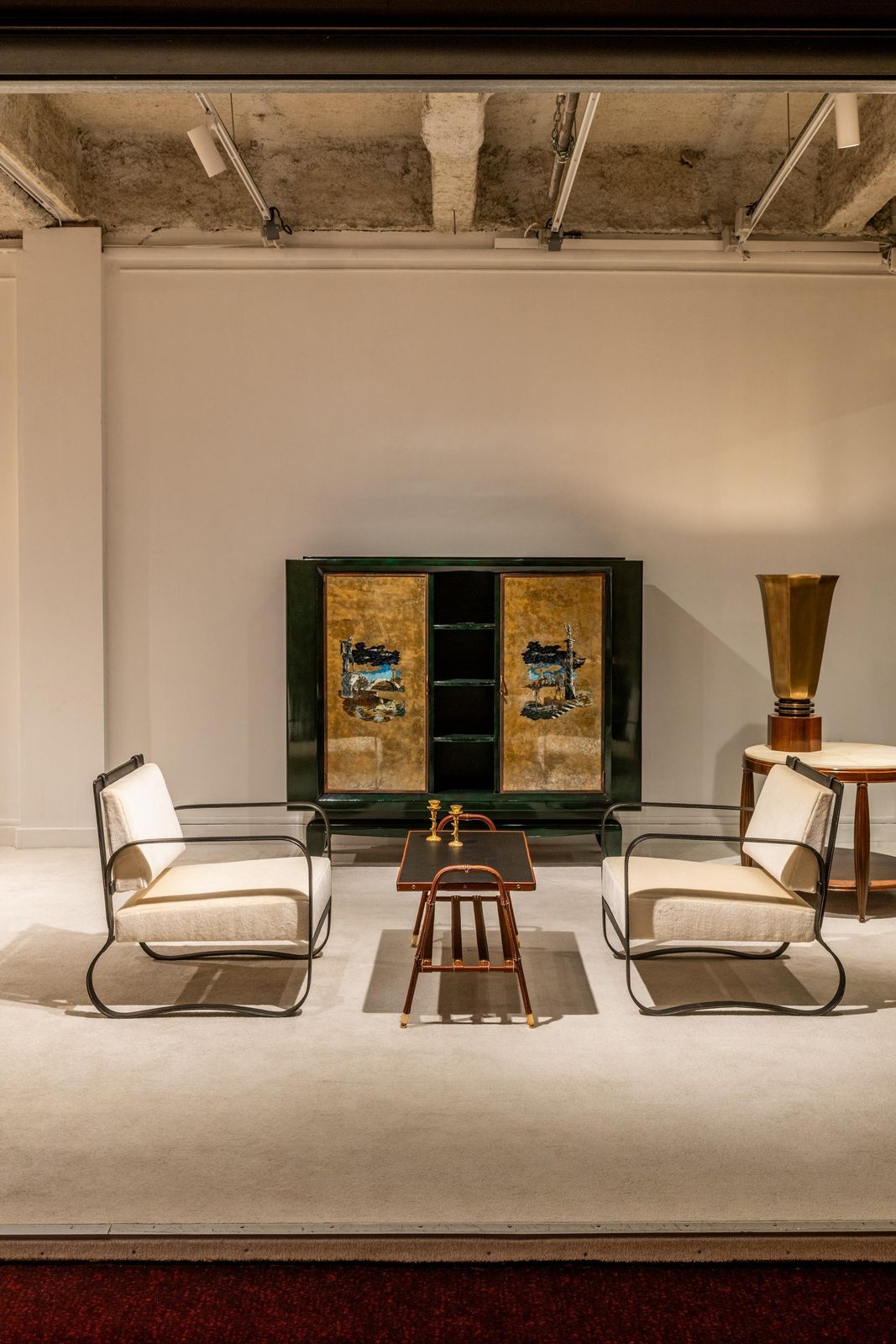19726.0 Table basse Jacques Adnet piqué sellier en cuir rouge et laiton, 1950 photo