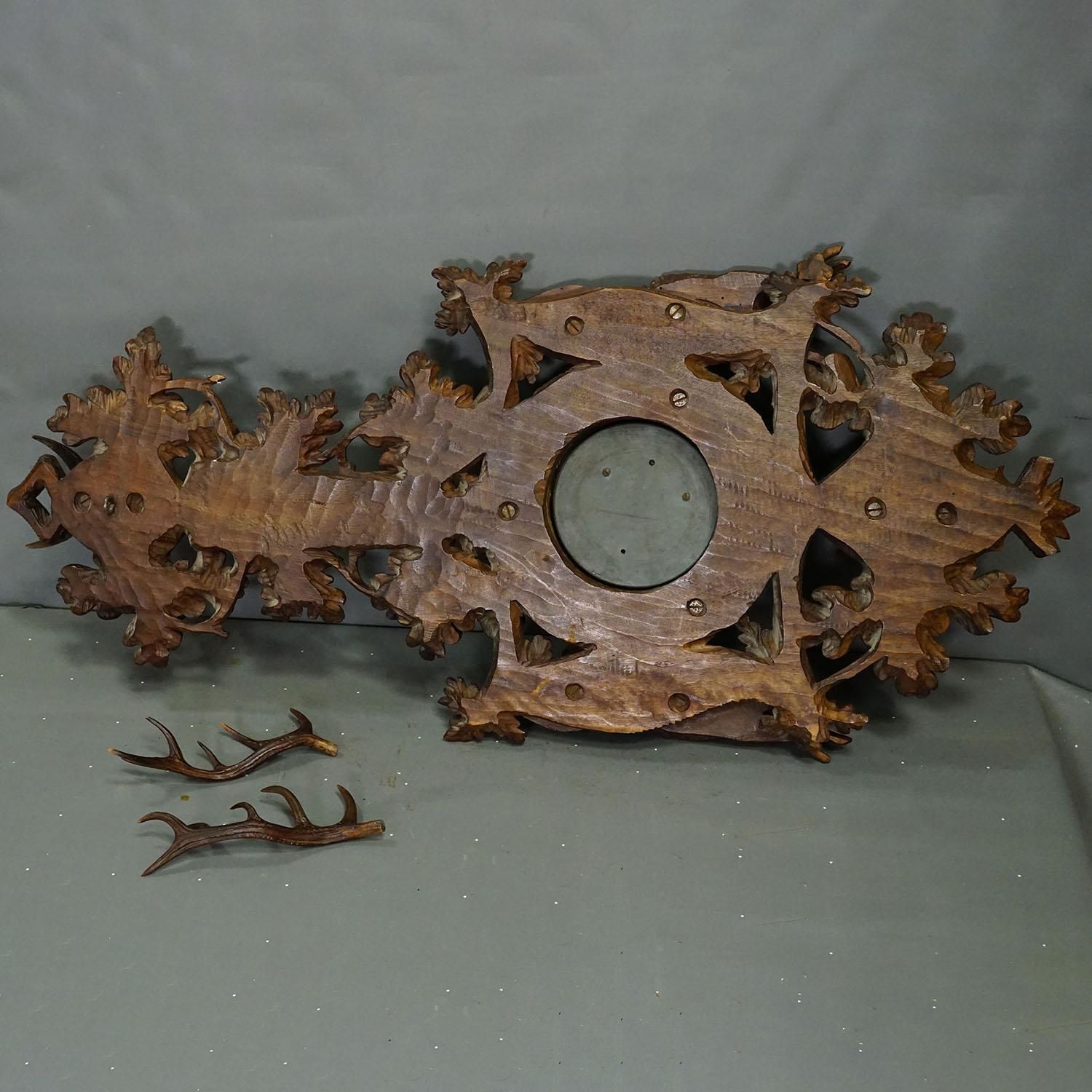 photo vinterior Large Wooden Carved Black Forest Weather Station With Deer