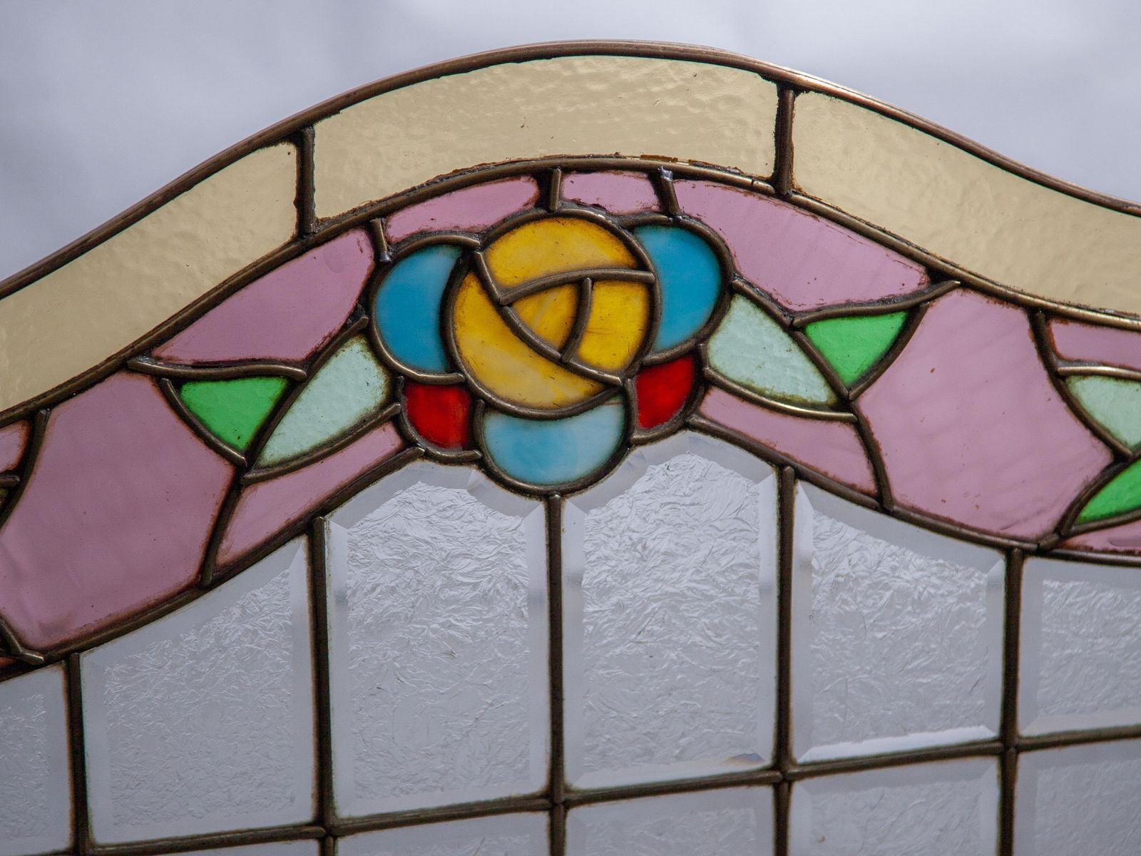 Art Deco Stained Flower Quirlande Glass Window In Etched Glass And Brass photo vinterior